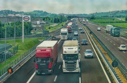 České dálnice trápí nedostatek odpočívadel. Kamiony parkují na krajnici i u sjezdů