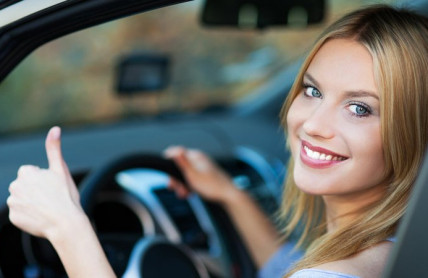 Sedmnáctiletí řidiči si budou moci zapsat povinného mentora online. Jak na to?