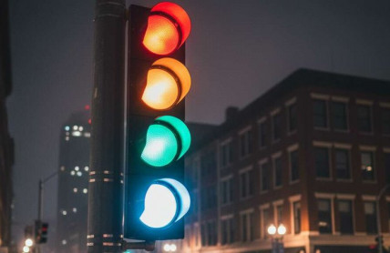 Na semaforu by se mohla objevit čtvrtá barva! Není ale jasné, jak by pomohla