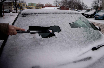 Za škrábání skel auta s nastartovaným motorem prý hrozí tučná pokuta