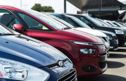 Podvody s ojetinami: tyto triky vás mohou stát peníze i auto. Stočené kilometry jsou jen začátek